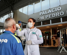 Equipes médicas foram contratadas e atuam 24 horas para fazer aferição de temperatura, orientação e triagem dos profissionais que descarregam cargas e atuam na atividade portuária. Há postos médicos e de enfermagem, 32 chuveiros, 60 pias e lava-pés com hipoclorito de sódio, entre outras iniciativas.Foto: Claudio Neves
Foto: Divulgação/APPA