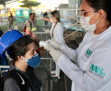 Equipes médicas foram contratadas e atuam 24 horas para fazer aferição de temperatura, orientação e triagem dos profissionais que descarregam cargas e atuam na atividade portuária. Há postos médicos e de enfermagem, 32 chuveiros, 60 pias e lava-pés com hipoclorito de sódio, entre outras iniciativas.Foto: Claudio Neves
Foto: Divulgação/APPA