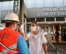 Equipes médicas foram contratadas e atuam 24 horas para fazer aferição de temperatura, orientação e triagem dos profissionais que descarregam cargas e atuam na atividade portuária. Há postos médicos e de enfermagem, 32 chuveiros, 60 pias e lava-pés com hipoclorito de sódio, entre outras iniciativas.Foto: Claudio Neves
Foto: Divulgação/APPA