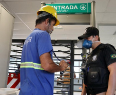 Equipes médicas foram contratadas e atuam 24 horas para fazer aferição de temperatura, orientação e triagem dos profissionais que descarregam cargas e atuam na atividade portuária. Há postos médicos e de enfermagem, 32 chuveiros, 60 pias e lava-pés com hipoclorito de sódio, entre outras iniciativas.Foto: Claudio Neves
Foto: Divulgação/APPA