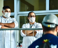 Equipes médicas foram contratadas e atuam 24 horas para fazer aferição de temperatura, orientação e triagem dos profissionais que descarregam cargas e atuam na atividade portuária. Há postos médicos e de enfermagem, 32 chuveiros, 60 pias e lava-pés com hipoclorito de sódio, entre outras iniciativas.Foto: Claudio Neves
