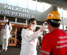 Equipes médicas foram contratadas e atuam 24 horas para fazer aferição de temperatura, orientação e triagem dos profissionais que descarregam cargas e atuam na atividade portuária. Há postos médicos e de enfermagem, 32 chuveiros, 60 pias e lava-pés com hipoclorito de sódio, entre outras iniciativas.Foto: Claudio Neves. Foto: Claudio Neves
Foto: Divulgação/APPA