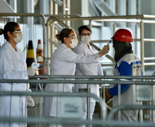 Equipes médicas foram contratadas e atuam 24 horas para fazer aferição de temperatura, orientação e triagem dos profissionais que descarregam cargas e atuam na atividade portuária. Há postos médicos e de enfermagem, 32 chuveiros, 60 pias e lava-pés com hipoclorito de sódio, entre outras iniciativas.Foto: Claudio Neves. Foto: Claudio Neves
Foto: Divulgação/APPA