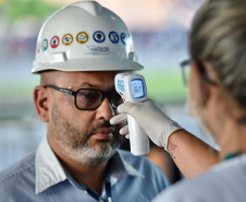 Equipes médicas foram contratadas e atuam 24 horas para fazer aferição de temperatura, orientação e triagem dos profissionais que descarregam cargas e atuam na atividade portuária. Há postos médicos e de enfermagem, 32 chuveiros, 60 pias e lava-pés com hipoclorito de sódio, entre outras iniciativas.Foto: Claudio Neves. Foto: Claudio Neves
Foto: Divulgação/APPA