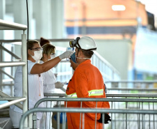 Equipes médicas foram contratadas e atuam 24 horas para fazer aferição de temperatura, orientação e triagem dos profissionais que descarregam cargas e atuam na atividade portuária. Há postos médicos e de enfermagem, 32 chuveiros, 60 pias e lava-pés com hipoclorito de sódio, entre outras iniciativas.Foto: Claudio Neves. Foto: Claudio Neves
Foto: Divulgação/APPA