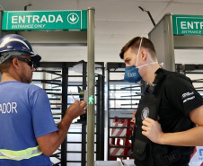 Equipes médicas foram contratadas e atuam 24 horas para fazer aferição de temperatura, orientação e triagem dos profissionais que descarregam cargas e atuam na atividade portuária. Há postos médicos e de enfermagem, 32 chuveiros, 60 pias e lava-pés com hipoclorito de sódio, entre outras iniciativas.Foto: Claudio Neves. Foto: Claudio Neves
Foto: Divulgação/APPA