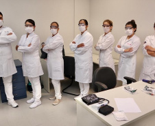 Equipes médicas foram contratadas e atuam 24 horas para fazer aferição de temperatura, orientação e triagem dos profissionais que descarregam cargas e atuam na atividade portuária. Há postos médicos e de enfermagem, 32 chuveiros, 60 pias e lava-pés com hipoclorito de sódio, entre outras iniciativas.Foto: Claudio Neves. Foto: Claudio Neves
Foto: Divulgação/APPA