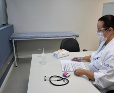 Equipes médicas foram contratadas e atuam 24 horas para fazer aferição de temperatura, orientação e triagem dos profissionais que descarregam cargas e atuam na atividade portuária. Há postos médicos e de enfermagem, 32 chuveiros, 60 pias e lava-pés com hipoclorito de sódio, entre outras iniciativas.Foto: Claudio Neves. Foto: Claudio Neves
Foto: Divulgação/APPA