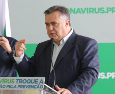 O governador Carlos Massa Ratinho Junior em pronunciamento nesta quinta-feira (26/03), para apresentar a estrutura hospitalar que o Paraná dispõe para enfrentamento ao novo coronavírus, além de uma solução tecnológica para acompanhar pessoas com sintomas da Covid-19. Na foto o secretário estadual da saúde, Beto Preto.  Curitiba, 26/03/2020 - Foto: Geraldo Bubniak/AEN