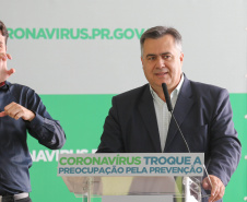 O governador Carlos Massa Ratinho Junior em pronunciamento nesta quinta-feira (26/03), para apresentar a estrutura hospitalar que o Paraná dispõe para enfrentamento ao novo coronavírus, além de uma solução tecnológica para acompanhar pessoas com sintomas da Covid-19. Na foto o secretário estadual da saúde, Beto Preto.  Curitiba, 26/03/2020 - Foto: Geraldo Bubniak/AEN