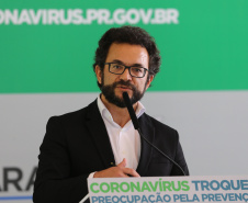 O Governador Carlos Massa Ratinho Junior em pronunciamento nesta sexta-feira (27/03),  para anunciar medidas econômicas que o Governo do Estado adota para estimular a atividade produtiva e reduzir os impactos causados pela pandemia do novo coronavírus na economia. Na foto, o diretor-presidente da Fomento Paraná, Heraldo Neves.  Curitiba, 27/03/2020 - Foto: Geraldo Bubniak/AEN