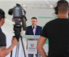 O Governador Carlos Massa Ratinho Junior em pronunciamento nesta sexta-feira (27/03),  para anunciar medidas econômicas que o Governo do Estado adota para estimular a atividade produtiva e reduzir os impactos causados pela pandemia do novo coronavírus na economia. Na foto, o diretor-administrativo da Agência Paraná do BRDE, Wilson Bley Lipski.  Curitiba, 27/03/2020 - Foto: Geraldo Bubniak/AEN