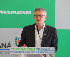 O Governador Carlos Massa Ratinho Junior em pronunciamento nesta sexta-feira (27/03),  para anunciar medidas econômicas que o Governo do Estado adota para estimular a atividade produtiva e reduzir os impactos causados pela pandemia do novo coronavírus na economia. Na foto, Vitor Roberto Tioqueta é diretor-superintendente do Sebrae/PR.  Curitiba, 27/03/2020 - Foto: Geraldo Bubniak/AEN