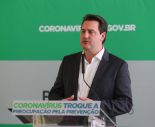 O Governador Carlos Massa Ratinho Junior em pronunciamento nesta sexta-feira (27/03),  para anunciar medidas econômicas que o Governo do Estado adota para estimular a atividade produtiva e reduzir os impactos causados pela pandemia do novo coronavírus na economia.  Curitiba, 27/03/2020 - Foto: Geraldo Bubniak/AEN