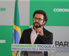 O Governador Carlos Massa Ratinho Junior em pronunciamento nesta sexta-feira (27/03),  para anunciar medidas econômicas que o Governo do Estado adota para estimular a atividade produtiva e reduzir os impactos causados pela pandemia do novo coronavírus na economia. Na foto, o diretor-presidente da Fomento Paraná, Heraldo Neves.  Curitiba, 27/03/2020 - Foto: Geraldo Bubniak/AEN