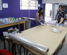 A máscara-escudo (face shield) impressa em 3D, símbolo do combate ao novo coronavírus, é a nova passageira dos carros oficiais do Estado do Paraná. Nesta semana, servidores e veículos da Casa Civil e da Defesa Civil passaram a integrar uma iniciativa solidária de curitibanos para fazer e distribuir esse equipamento de proteção para hospitais públicos, privados e unidades de pronto atendimento. Foto: Ari Dias/AEN
