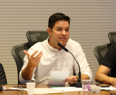 O Governador Carlos Massa Ratinho Junior em reunião por videoconferência neste sábado (28/03),   com prefeitos e secretarios de Estado para alinhamento das ações no combate a pandemia do novo coronavírus. Na foto, Guto Silva, chefe da Casa Civil do Paraná.  Curitiba, 28/03/2020 - Foto: Geraldo Bubniak/AEN