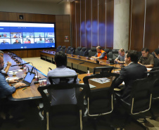 O governador Carlos Massa Ratinho Junior realizou reuniões por videoconferência neste sábado (28) e domingo (29) com 20 prefeitos das maiores cidades paranaenses. O objetivo foi reforçar a necessidade de aplicação das medidas que foram adotadas no Estado para a prevenção ao novo coronavírus, além de trocar experiências e alinhar as ações conjuntas de enfrentamento à Covid-19 no Paraná.