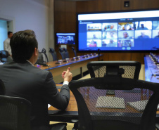O governador Carlos Massa Ratinho Junior realizou reuniões por videoconferência neste sábado (28) e domingo (29) com 20 prefeitos das maiores cidades paranaenses. O objetivo foi reforçar a necessidade de aplicação das medidas que foram adotadas no Estado para a prevenção ao novo coronavírus, além de trocar experiências e alinhar as ações conjuntas de enfrentamento à Covid-19 no Paraná.