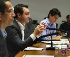 O governador Carlos Massa Ratinho Junior realizou reuniões por videoconferência neste sábado (28) e domingo (29) com 20 prefeitos das maiores cidades paranaenses. O objetivo foi reforçar a necessidade de aplicação das medidas que foram adotadas no Estado para a prevenção ao novo coronavírus, além de trocar experiências e alinhar as ações conjuntas de enfrentamento à Covid-19 no Paraná.