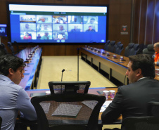 O governador Carlos Massa Ratinho Junior realizou reuniões por videoconferência neste sábado (28) e domingo (29) com 20 prefeitos das maiores cidades paranaenses. O objetivo foi reforçar a necessidade de aplicação das medidas que foram adotadas no Estado para a prevenção ao novo coronavírus, além de trocar experiências e alinhar as ações conjuntas de enfrentamento à Covid-19 no Paraná.