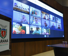 O governador Carlos Massa Ratinho Junior realizou reuniões por videoconferência neste sábado (28) e domingo (29) com 20 prefeitos das maiores cidades paranaenses. O objetivo foi reforçar a necessidade de aplicação das medidas que foram adotadas no Estado para a prevenção ao novo coronavírus, além de trocar experiências e alinhar as ações conjuntas de enfrentamento à Covid-19 no Paraná.