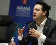 O governador Carlos Massa Ratinho Junior realizou reuniões por videoconferência neste sábado (28) e domingo (29) com 20 prefeitos das maiores cidades paranaenses. O objetivo foi reforçar a necessidade de aplicação das medidas que foram adotadas no Estado para a prevenção ao novo coronavírus, além de trocar experiências e alinhar as ações conjuntas de enfrentamento à Covid-19 no Paraná.