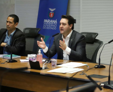 O governador Carlos Massa Ratinho Junior realizou reuniões por videoconferência neste sábado (28) e domingo (29) com 20 prefeitos das maiores cidades paranaenses. O objetivo foi reforçar a necessidade de aplicação das medidas que foram adotadas no Estado para a prevenção ao novo coronavírus, além de trocar experiências e alinhar as ações conjuntas de enfrentamento à Covid-19 no Paraná.