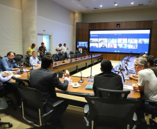 O governador Carlos Massa Ratinho Junior realizou reuniões por videoconferência neste sábado (28) e domingo (29) com 20 prefeitos das maiores cidades paranaenses. O objetivo foi reforçar a necessidade de aplicação das medidas que foram adotadas no Estado para a prevenção ao novo coronavírus, além de trocar experiências e alinhar as ações conjuntas de enfrentamento à Covid-19 no Paraná.