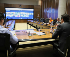 O governador Carlos Massa Ratinho Junior realizou reuniões por videoconferência neste sábado (28) e domingo (29) com 20 prefeitos das maiores cidades paranaenses. O objetivo foi reforçar a necessidade de aplicação das medidas que foram adotadas no Estado para a prevenção ao novo coronavírus, além de trocar experiências e alinhar as ações conjuntas de enfrentamento à Covid-19 no Paraná.