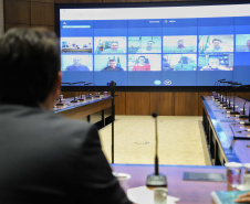 O governador Carlos Massa Ratinho Junior realizou reuniões por videoconferência neste sábado (28) e domingo (29) com 20 prefeitos das maiores cidades paranaenses. O objetivo foi reforçar a necessidade de aplicação das medidas que foram adotadas no Estado para a prevenção ao novo coronavírus, além de trocar experiências e alinhar as ações conjuntas de enfrentamento à Covid-19 no Paraná.