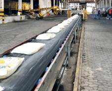 Porto de Paranaguá faz embarque inédito de fubá em sacas. Foto:Portos do Paraná