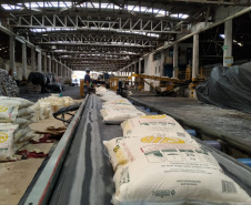 Porto de Paranaguá faz embarque inédito de fubá em sacas. Foto:Portos do Paraná