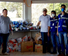 Servidores da Agência de Defesa Agropecuária do Paraná (Adapar) que atuam no Posto de Fiscalização do Trânsito Agropecuário de Santo Inácio, no Norte do Estado, começaram no sábado (28) uma mobilização para doar cestas básicas e lanches aos caminhoneiros. Foto: Adapar
