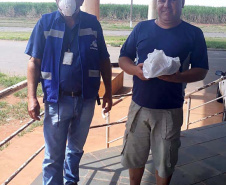 Servidores da Agência de Defesa Agropecuária do Paraná (Adapar) que atuam no Posto de Fiscalização do Trânsito Agropecuário de Santo Inácio, no Norte do Estado, começaram no sábado (28) uma mobilização para doar cestas básicas e lanches aos caminhoneiros. Foto: Adapar
