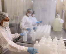 &#8203;Tecpar começa a produzir álcool antisséptico para o Governo. Foto: Tecpar