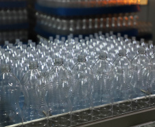 A força-tarefa para disponibilizar o produto que é essencial para a higienização das mãos e superfícies, inibindo a disseminação do novo coronavírus, envolve o Grupo Petrópolis, que forneceu 10 mil litros de álcool 92,8%, e a Hugo Cini S.A., que assumiu o trabalho de preparação e envasamento. O álcool 92,8% será diluído a 70%, teor alcoólico recomendado para o fim a que se destina, totalizando 12 mil litros de produto pronto para uso.