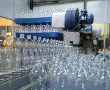 A força-tarefa para disponibilizar o produto que é essencial para a higienização das mãos e superfícies, inibindo a disseminação do novo coronavírus, envolve o Grupo Petrópolis, que forneceu 10 mil litros de álcool 92,8%, e a Hugo Cini S.A., que assumiu o trabalho de preparação e envasamento. O álcool 92,8% será diluído a 70%, teor alcoólico recomendado para o fim a que se destina, totalizando 12 mil litros de produto pronto para uso.