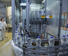 A força-tarefa para disponibilizar o produto que é essencial para a higienização das mãos e superfícies, inibindo a disseminação do novo coronavírus, envolve o Grupo Petrópolis, que forneceu 10 mil litros de álcool 92,8%, e a Hugo Cini S.A., que assumiu o trabalho de preparação e envasamento. O álcool 92,8% será diluído a 70%, teor alcoólico recomendado para o fim a que se destina, totalizando 12 mil litros de produto pronto para uso.