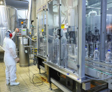 A força-tarefa para disponibilizar o produto que é essencial para a higienização das mãos e superfícies, inibindo a disseminação do novo coronavírus, envolve o Grupo Petrópolis, que forneceu 10 mil litros de álcool 92,8%, e a Hugo Cini S.A., que assumiu o trabalho de preparação e envasamento. O álcool 92,8% será diluído a 70%, teor alcoólico recomendado para o fim a que se destina, totalizando 12 mil litros de produto pronto para uso.