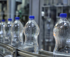 A força-tarefa para disponibilizar o produto que é essencial para a higienização das mãos e superfícies, inibindo a disseminação do novo coronavírus, envolve o Grupo Petrópolis, que forneceu 10 mil litros de álcool 92,8%, e a Hugo Cini S.A., que assumiu o trabalho de preparação e envasamento. O álcool 92,8% será diluído a 70%, teor alcoólico recomendado para o fim a que se destina, totalizando 12 mil litros de produto pronto para uso.