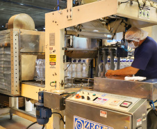 A força-tarefa para disponibilizar o produto que é essencial para a higienização das mãos e superfícies, inibindo a disseminação do novo coronavírus, envolve o Grupo Petrópolis, que forneceu 10 mil litros de álcool 92,8%, e a Hugo Cini S.A., que assumiu o trabalho de preparação e envasamento. O álcool 92,8% será diluído a 70%, teor alcoólico recomendado para o fim a que se destina, totalizando 12 mil litros de produto pronto para uso.