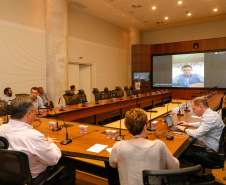  O secretário estadual de Saúde, Beto Preto, e o chefe da Casa Civil, Guto Silva, participaram nesta terça-feira (31), no Palácio Iguaçu, de uma videoconferência com secretários municipais de Saúde de 30 municípios das 22 regionais do Estado. Na pauta estiveram orientações gerais da administração estadual no combate ao novo coronavírus.Foto Gilson Abreu/AEN