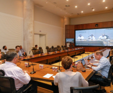  O secretário estadual de Saúde, Beto Preto, e o chefe da Casa Civil, Guto Silva, participaram nesta terça-feira (31), no Palácio Iguaçu, de uma videoconferência com secretários municipais de Saúde de 30 municípios das 22 regionais do Estado. Na pauta estiveram orientações gerais da administração estadual no combate ao novo coronavírus.Foto Gilson Abreu/AEN