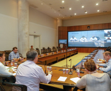  O secretário estadual de Saúde, Beto Preto, e o chefe da Casa Civil, Guto Silva, participaram nesta terça-feira (31), no Palácio Iguaçu, de uma videoconferência com secretários municipais de Saúde de 30 municípios das 22 regionais do Estado. Na pauta estiveram orientações gerais da administração estadual no combate ao novo coronavírus.Foto Gilson Abreu/AEN