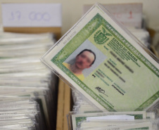 No Paraná, as condições especiais de saúde, como Transtorno do Espectro Autista (TEA), serão incluídas no novo layout da carteira de identidade.  A iniciativa é da Secretaria da Segurança Pública, por meio da Polícia Civil, e Secretaria da Justiça, Família e Trabalho e foi divulgada nesta quinta-feira, 2 de abril, em homenagem ao Dia Mundial de Conscientização do Autismo.   Foto: SEJUF
