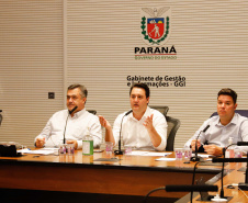 O governador Carlos Massa Ratinho Junior se reuniu por meio de videoconferência nesta segunda-feira (06) com deputados federais do Paraná para discutir estratégias conjuntas que possam ajudar o Estado a superar a crise e reforçar as ações de combate à pandemia de coronavírus. Segundo estimativas da Secretaria da Fazenda, o Paraná deixou de arrecadar R$ 220 milhões em tributos apenas em março.
Foto: Rodrigo Felix Leal