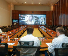O governador Carlos Massa Ratinho Junior se reuniu por meio de videoconferência nesta segunda-feira (06) com deputados federais do Paraná para discutir estratégias conjuntas que possam ajudar o Estado a superar a crise e reforçar as ações de combate à pandemia de coronavírus. Segundo estimativas da Secretaria da Fazenda, o Paraná deixou de arrecadar R$ 220 milhões em tributos apenas em março.
Foto: Gilson Abreu/AEN