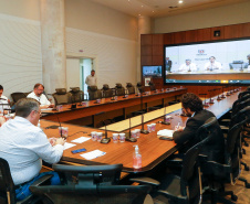 O governador Carlos Massa Ratinho Junior se reuniu por meio de videoconferência nesta segunda-feira (06) com deputados federais do Paraná para discutir estratégias conjuntas que possam ajudar o Estado a superar a crise e reforçar as ações de combate à pandemia de coronavírus. Segundo estimativas da Secretaria da Fazenda, o Paraná deixou de arrecadar R$ 220 milhões em tributos apenas em março.
Foto: Gilson Abreu/AEN