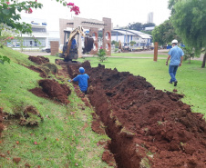 Obra de implantação de rede coletora de esgoto para atender Hospital Regional de Ivaiporã. Foto: Sanepar